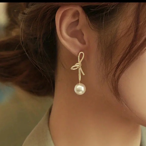 NWOT Faux Pearl Pendant Knot Design Shiny zirconia Decor Dangle Earrings Elegant - Picture 1 of 5